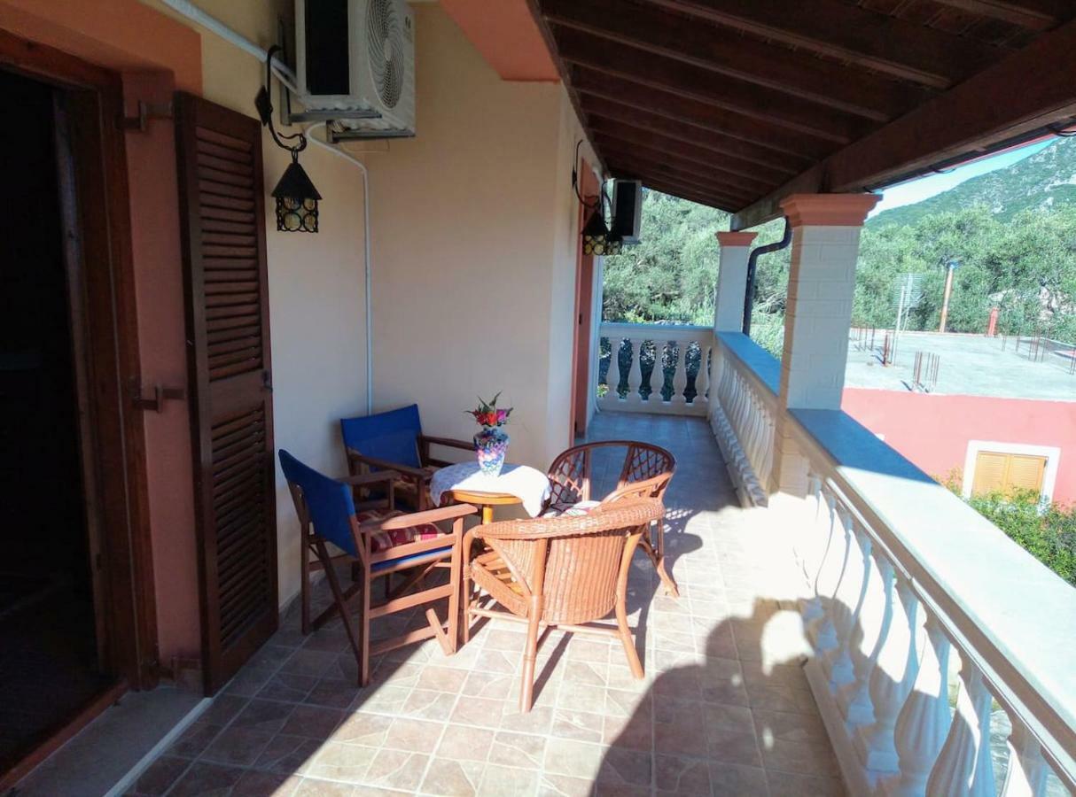 Villa Silvia Ágios Matthaíos Buitenkant foto
