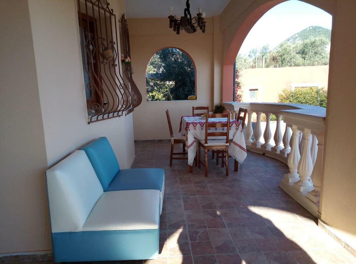Villa Silvia Ágios Matthaíos Buitenkant foto
